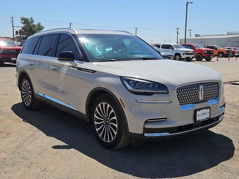 Used 2023 Lincoln Aviator Reserve w/ Elements Package Plus RWD image 2
