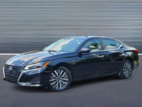 Used 2025 Nissan Altima 2.5 SV FWD image 1