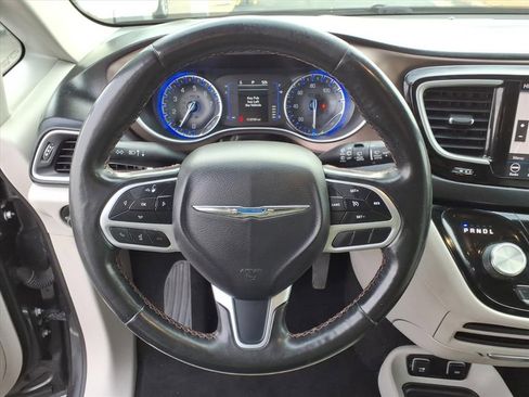 Used 2019 Chrysler Pacifica Touring-L image 23