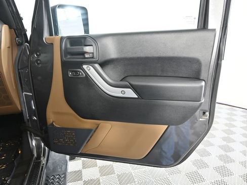 Used 2014 Jeep Wrangler Unlimited Sahara w/ Connectivity Group AWD/4WD image 12