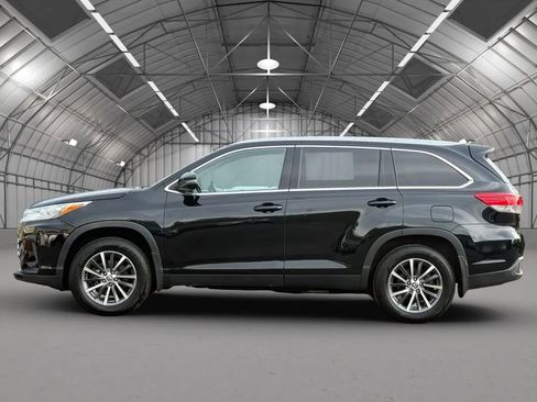 Used 2019 Toyota Highlander XLE w/ Preferred Accessory Package AWD/4WD image 4