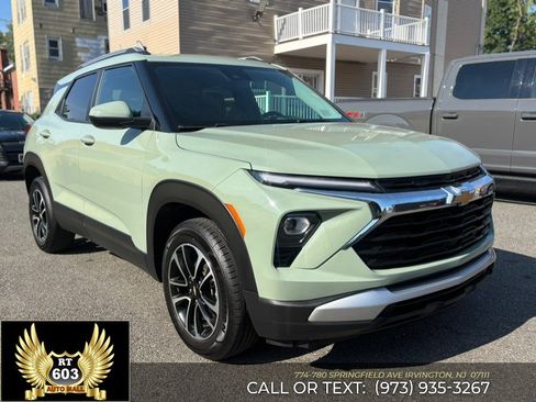 Used 2025 Chevrolet TrailBlazer LT AWD/4WD image 3