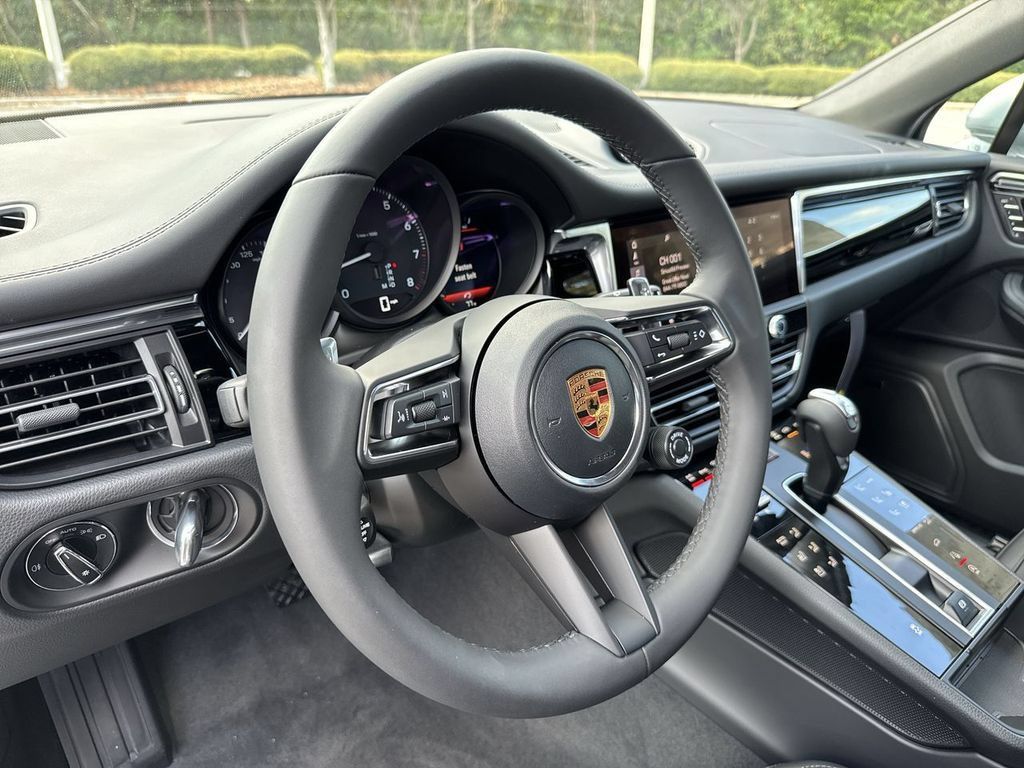 Certified 2026 Porsche Macan AWD/4WD image 10
