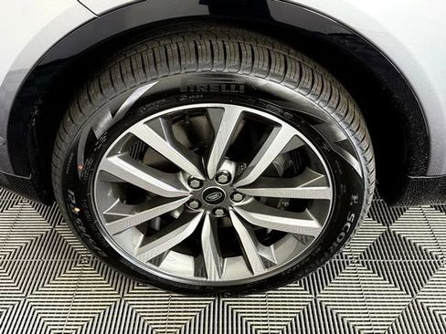 Used 2025 Land Rover Discovery Dynamic SE image 10