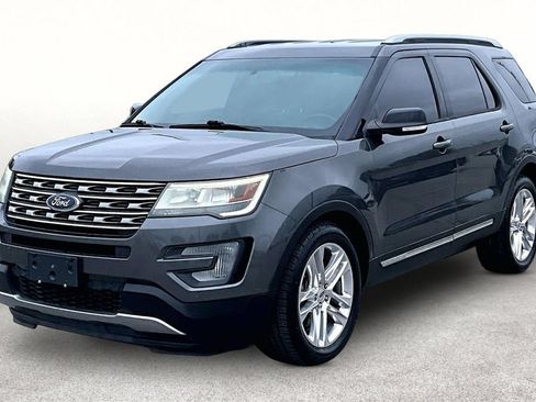 Used 2017 Ford Explorer XLT w/ Equipment Group 202A FWD image 12