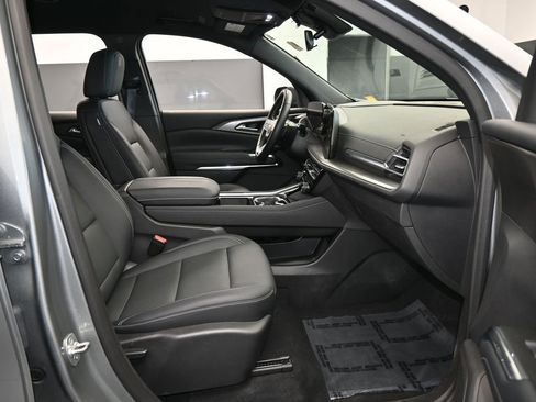 Used 2025 Chevrolet Traverse LT image 46