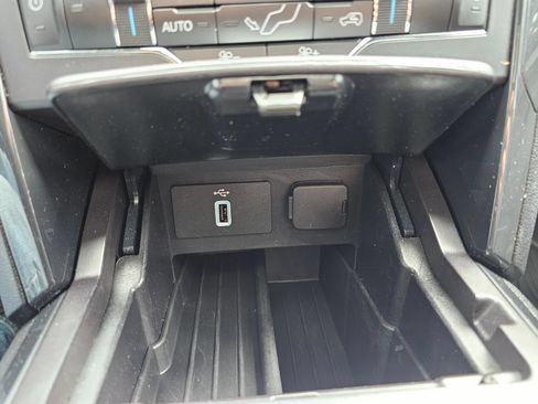 Used 2019 Ford Explorer XLT w/ Equipment Group 202A AWD/4WD image 21