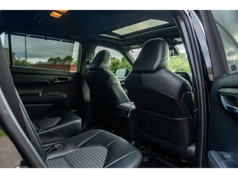 Used 2022 Toyota Highlander XSE AWD/4WD image 17