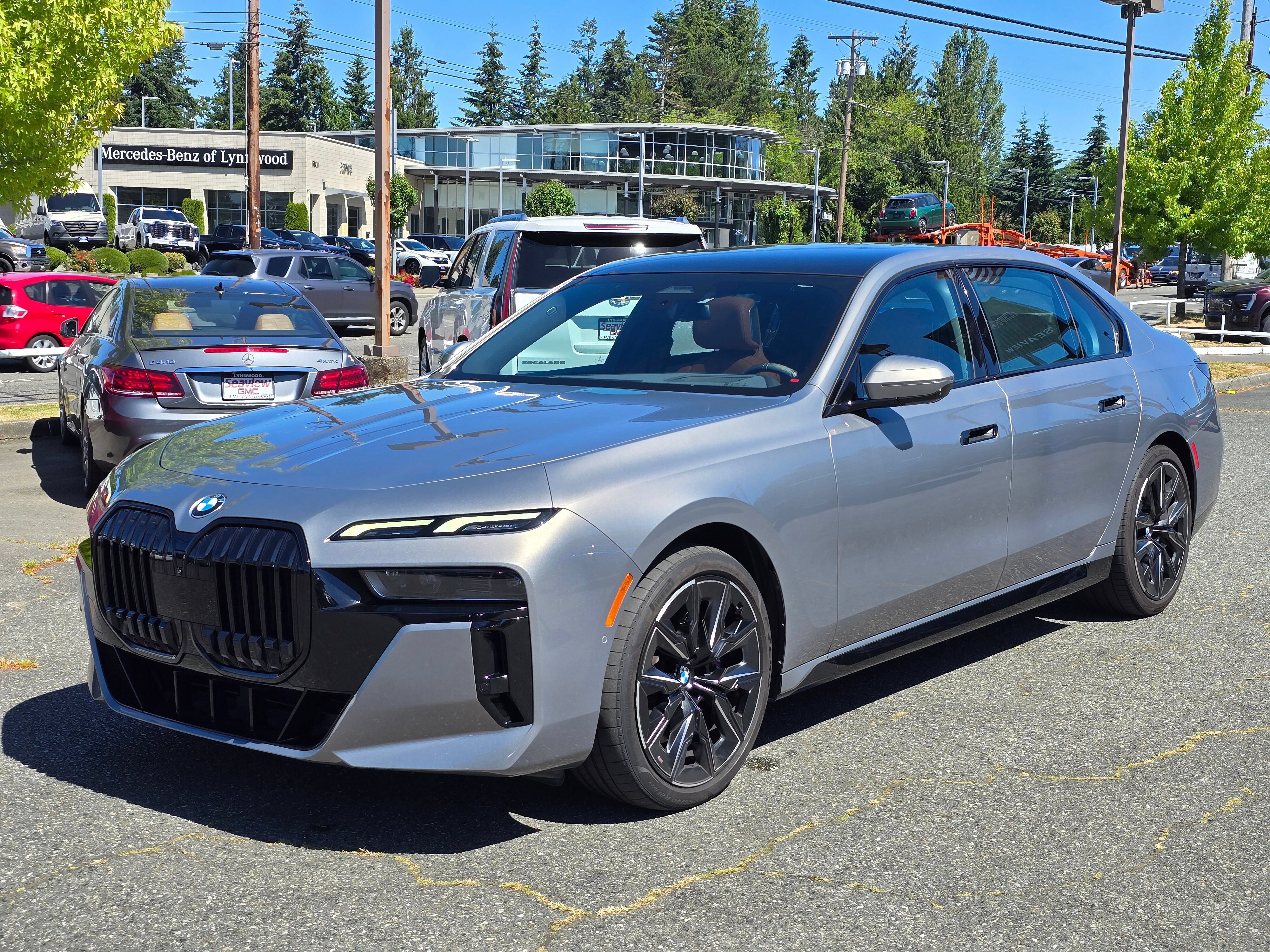 Used 2023 BMW 740i w/ Parking Assistance Package RWD image 3
