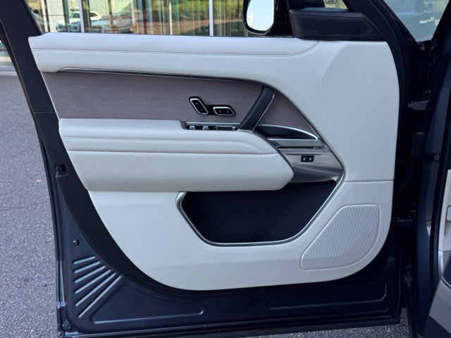 Used 2025 Land Rover Range Rover SE AWD/4WD image 12
