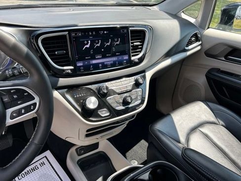 Used 2024 Chrysler Pacifica Touring-L FWD image 19
