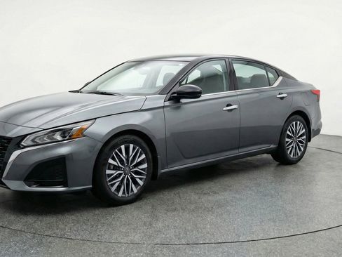 Used 2025 Nissan Altima 2.5 SV FWD image 3
