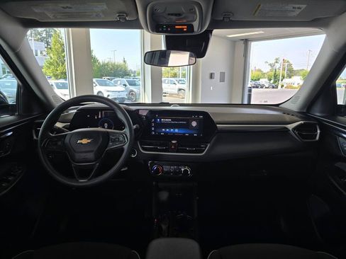 Used 2025 Chevrolet TrailBlazer LT AWD/4WD image 34