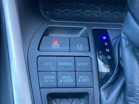 Used 2021 Toyota RAV4 LE image 22