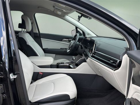 Used 2025 Kia Sportage EX FWD image 13