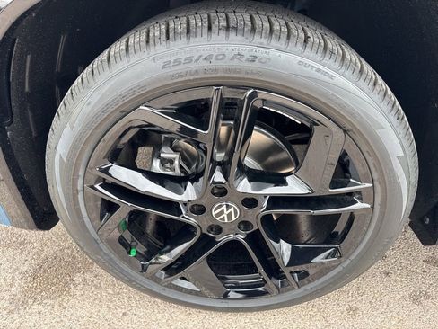 New 2026 Volkswagen Tiguan SE R-Line FWD image 9