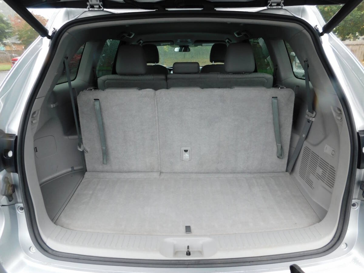 Used 2017 Toyota Highlander Plus w/ Carpet Mat Package FWD image 5