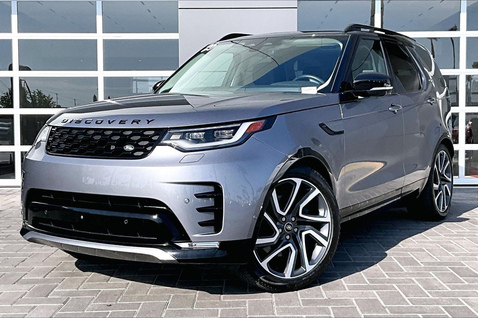 Used 2025 Land Rover Discovery Dynamic SE AWD/4WD image 1