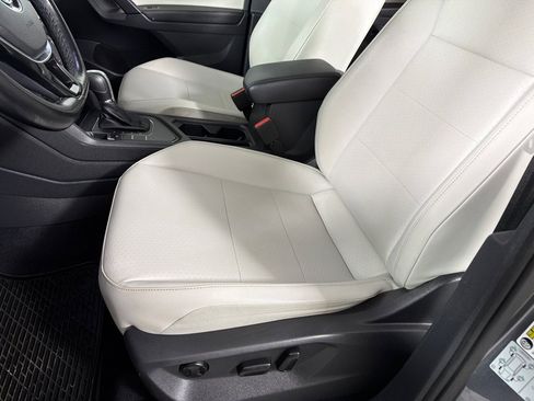 Used 2019 Volkswagen Tiguan SE w/ Panoramic Sunroof Package FWD image 12