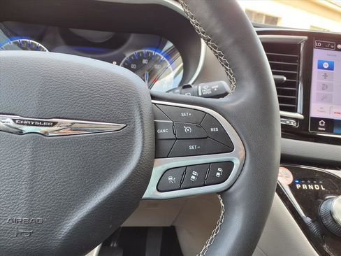Used 2023 Chrysler Pacifica Touring-L FWD image 15