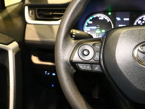 Used 2021 Toyota RAV4 LE image 11