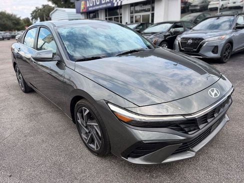 Used 2025 Hyundai Elantra Limited FWD image 5