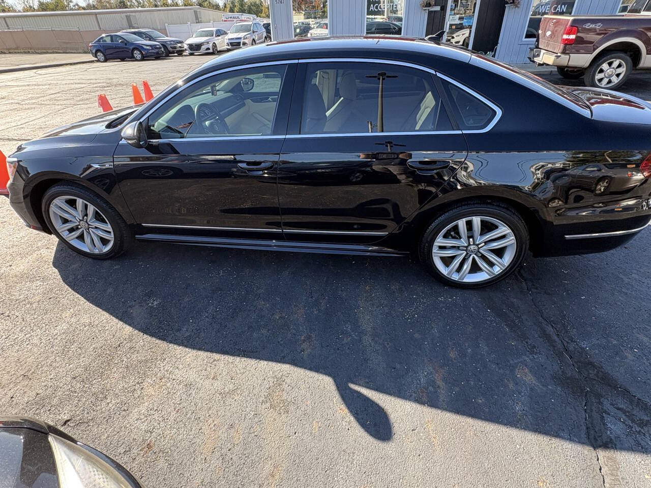 Used 2017 Volkswagen Passat 1.8T R-Line w/ R-Line Lighting Package FWD image 8