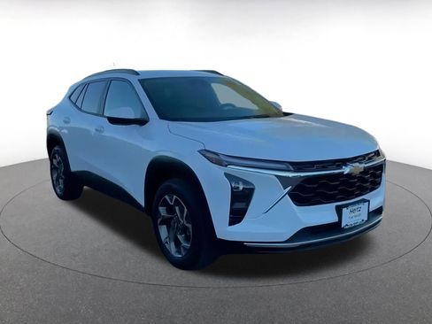 Used 2025 Chevrolet Trax LT image 3