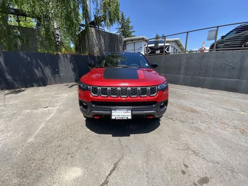 Used 2025 Jeep Compass Trailhawk AWD/4WD image 9