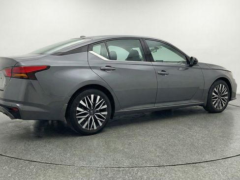 Used 2025 Nissan Altima 2.5 SV FWD image 9