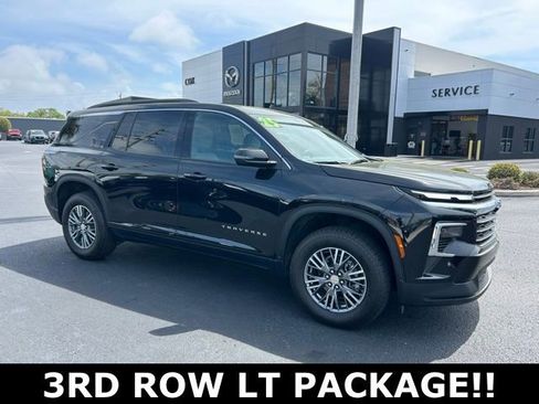 Used 2025 Chevrolet Traverse LT image 1