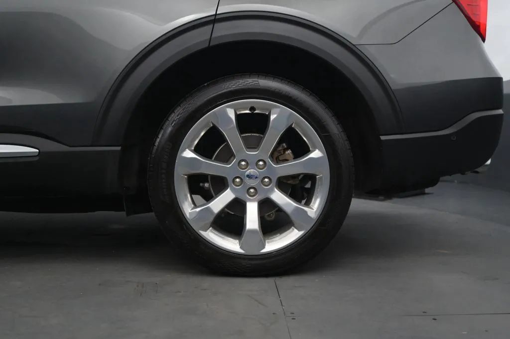 Used 2020 Ford Explorer Platinum w/ Premium Technology Package AWD/4WD image 17