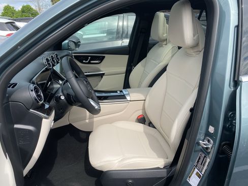 Used 2025 Mercedes-Benz GLC 300 4MATIC image 19