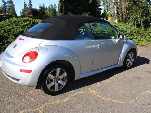 Used 2006 Volkswagen Beetle Convertible w/ Package 1 FWD image 3