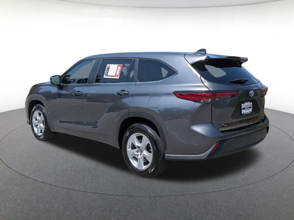 Used 2023 Toyota Highlander LE FWD image 4