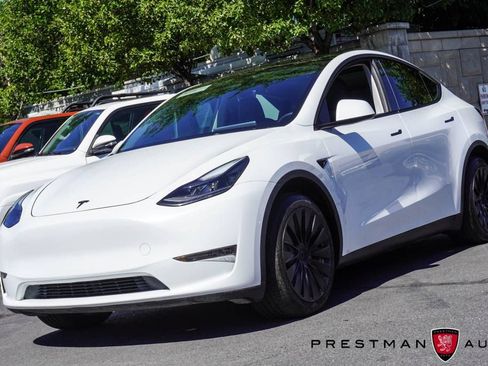 Used 2024 Tesla Model Y 2WD image 12