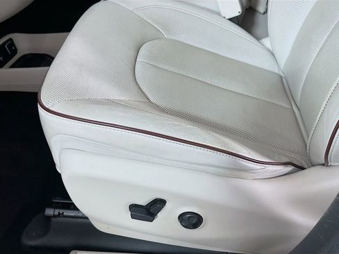 Used 2017 Chrysler Pacifica Limited w/ UConnect Theater Package FWD image 9