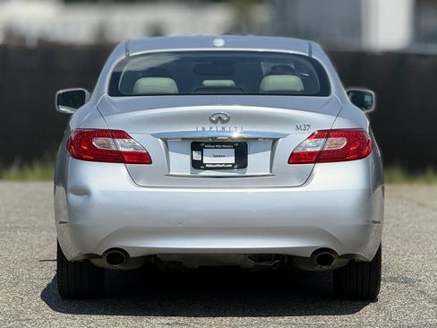 Used 2011 INFINITI M37 w/ Deluxe Touring Pkg RWD image 4