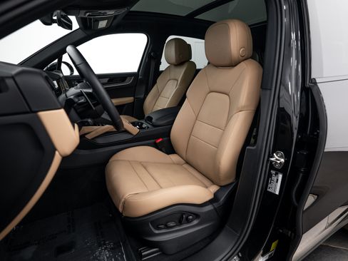 Certified 2026 Porsche Cayenne AWD/4WD image 5