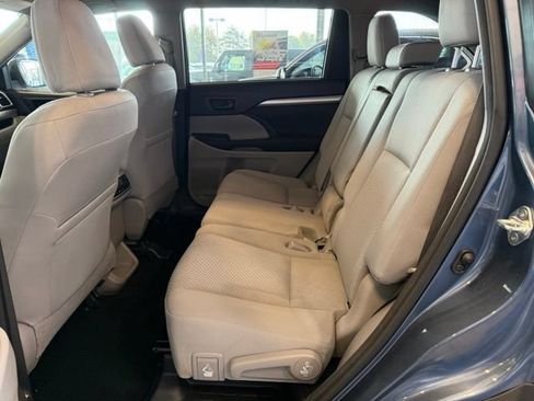 Used 2017 Toyota Highlander LE w/ Carpet Mat Package FWD image 22