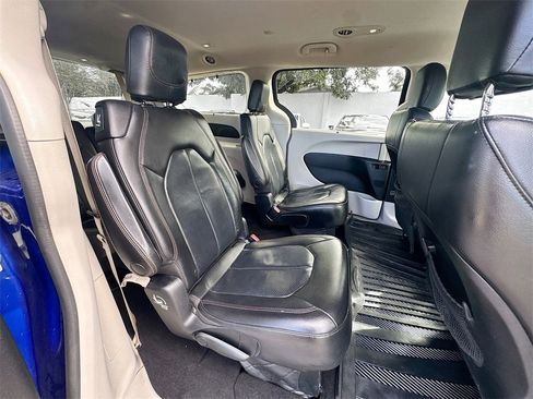 Used 2018 Chrysler Pacifica Touring-L image 28
