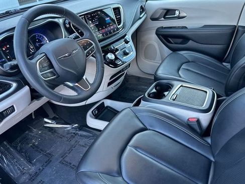 Used 2023 Chrysler Pacifica Touring-L FWD image 11