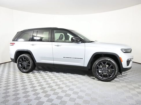 Used 2025 Jeep Grand Cherokee Limited w/ Trailer Tow Package AWD/4WD image 8