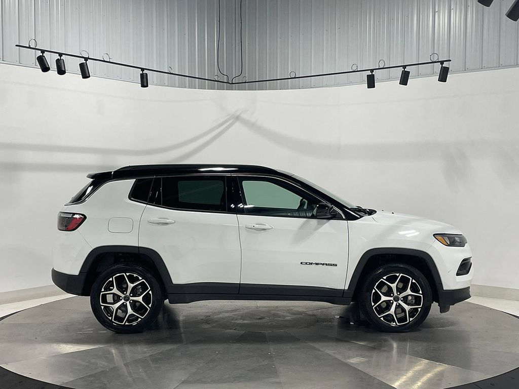 Used 2026 Jeep Compass Limited AWD/4WD image 10