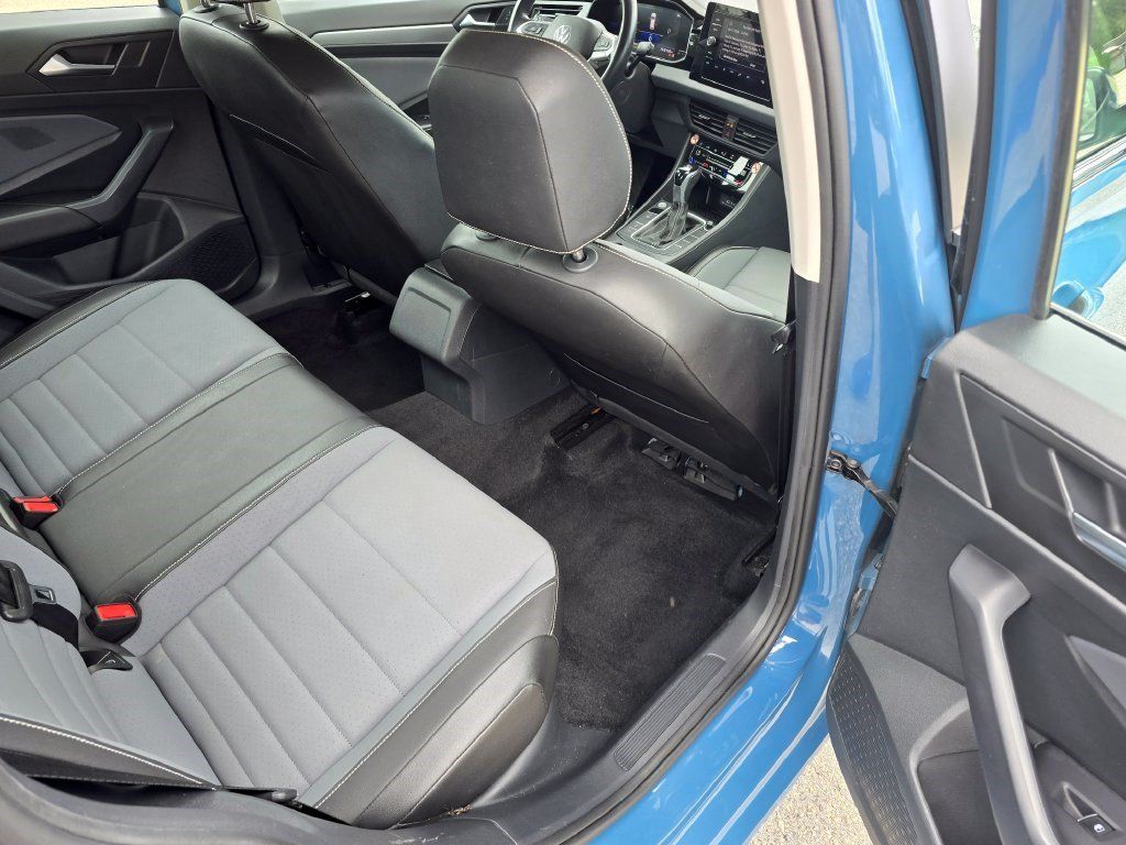Used 2025 Volkswagen Jetta SE FWD image 30