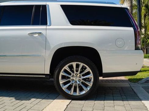 Used 2019 Cadillac Escalade ESV Premium Luxury RWD image 14