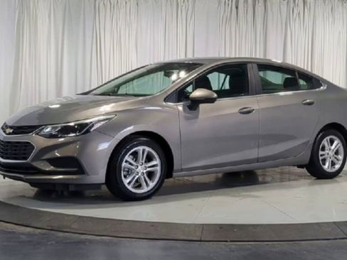Used 2018 Chevrolet Cruze LT w/ Convenience Package image 5