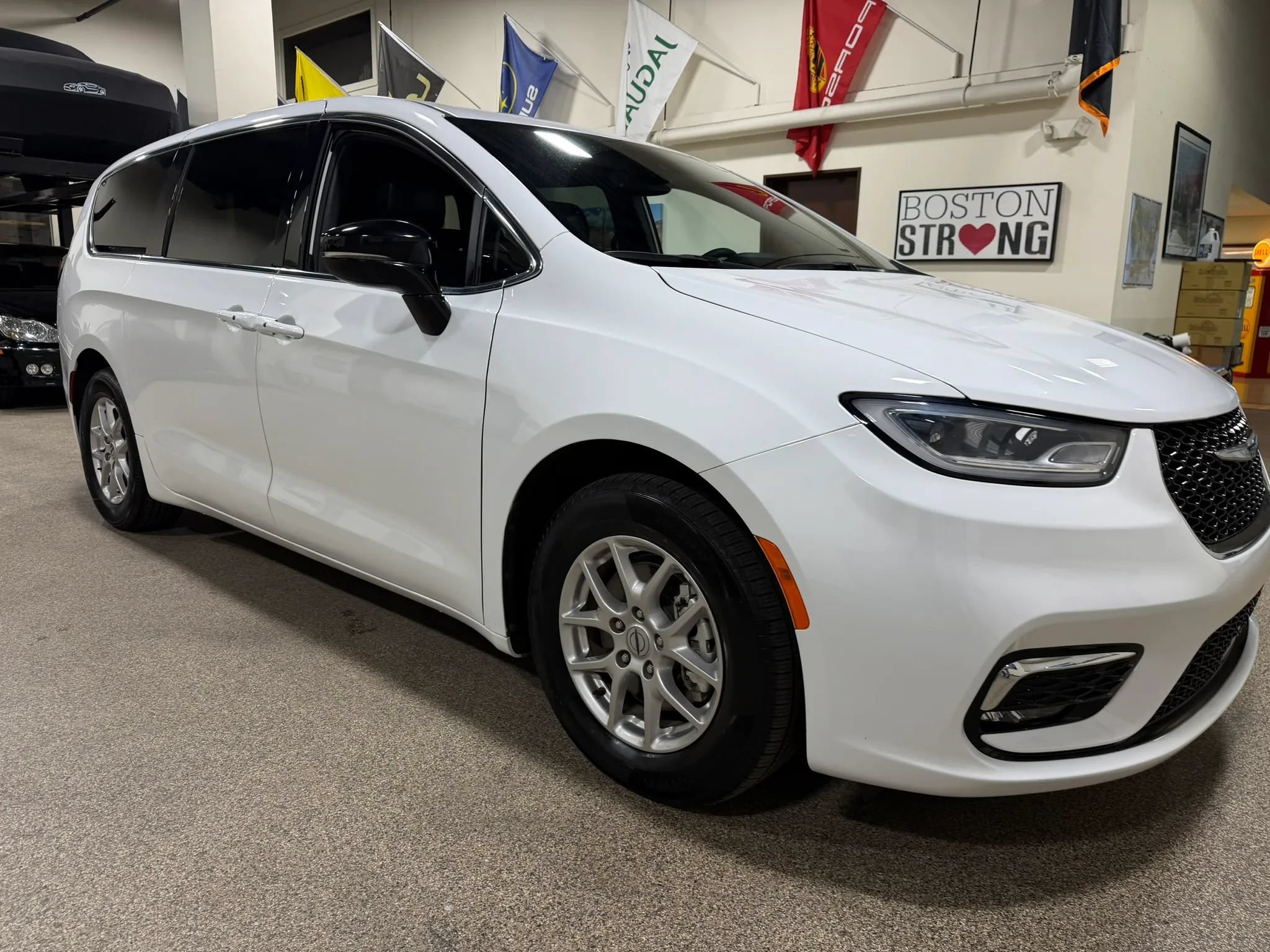 Used 2025 Chrysler Pacifica Select FWD image 14