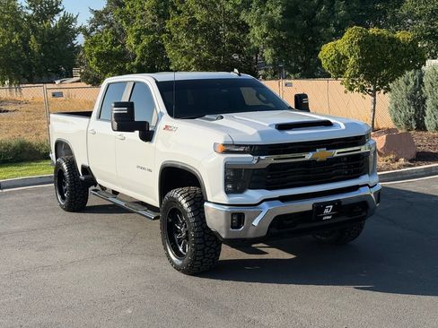 Used 2024 Chevrolet Silverado 2500 LT w/ Convenience Package AWD/4WD image 2