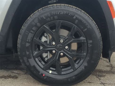 New 2026 Jeep Grand Cherokee Altitude image 13